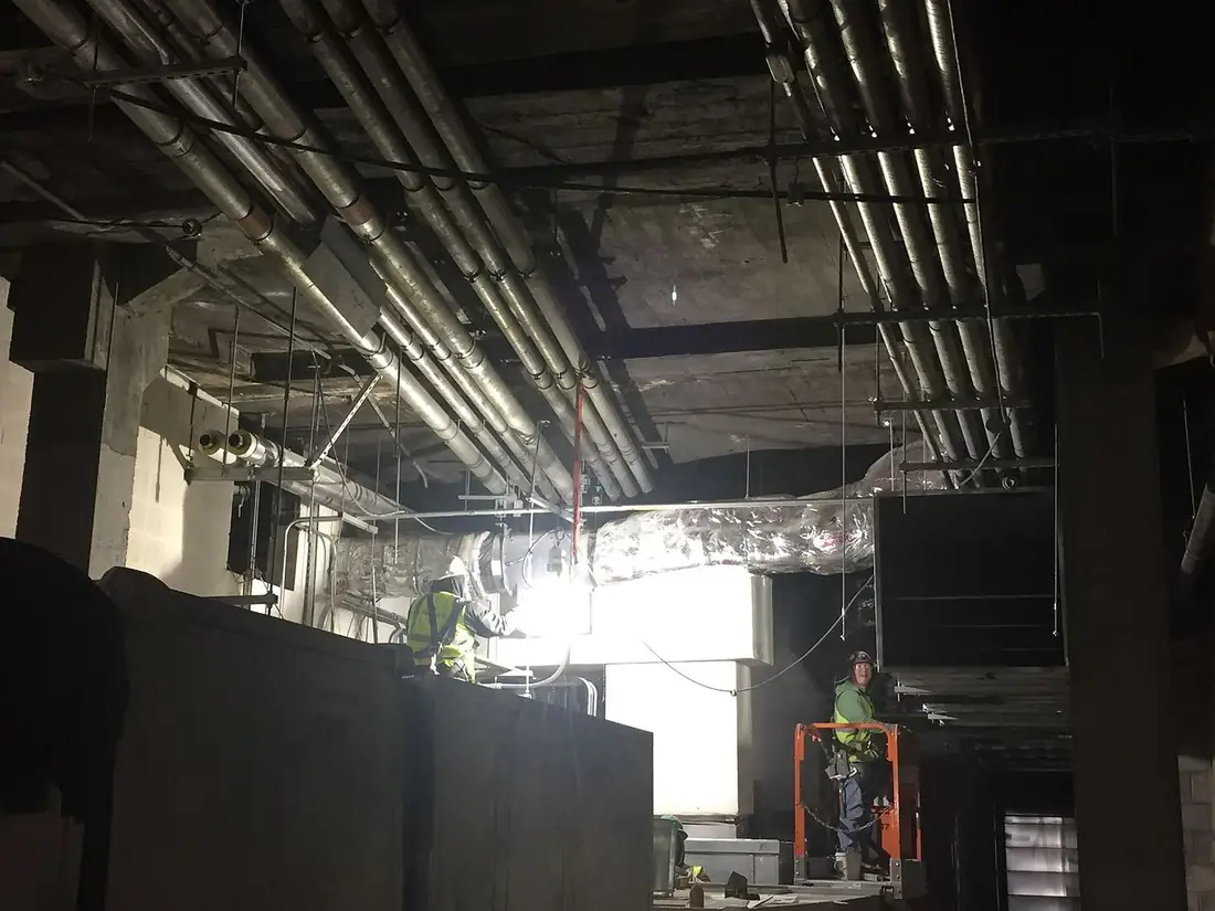  HVAC 风管安装施工现场